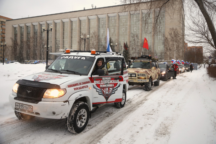 Массовый автопробег #СвоихНеБросаем в поддержку спецоперации на Донбассе прошел в Новосибирске