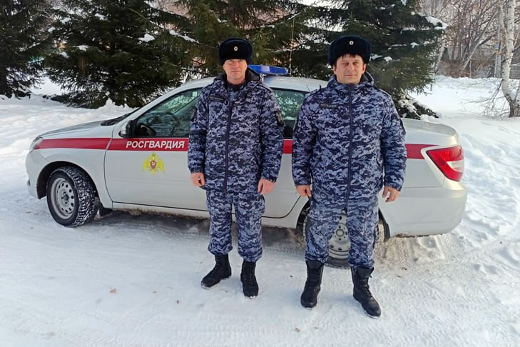 На волосок от беды: экипаж Росгвардии спас жильцов от пожара под Новосибирском