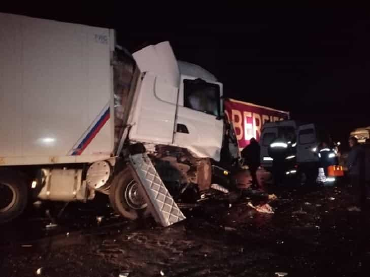 Два человека погибли и один выжил в лобовом ДТП утром 20 октября под Новосибирском