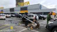 Фонарный столб упал на иномарку в Новосибирске