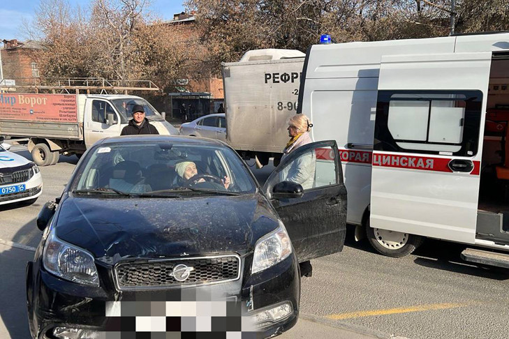 Перепутала педали: бабушка-водитель отправила 5 человек в больницу Новосибирска