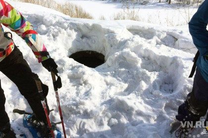 В колодец провалилась девушка со снегоступами в Новосибирске