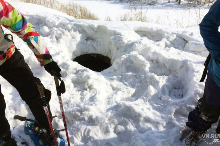 В колодец провалилась девушка со снегоступами в Новосибирске