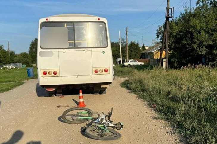 Семилетний велосипедист погиб под колесами ПАЗ-32054 в Новосибирской области