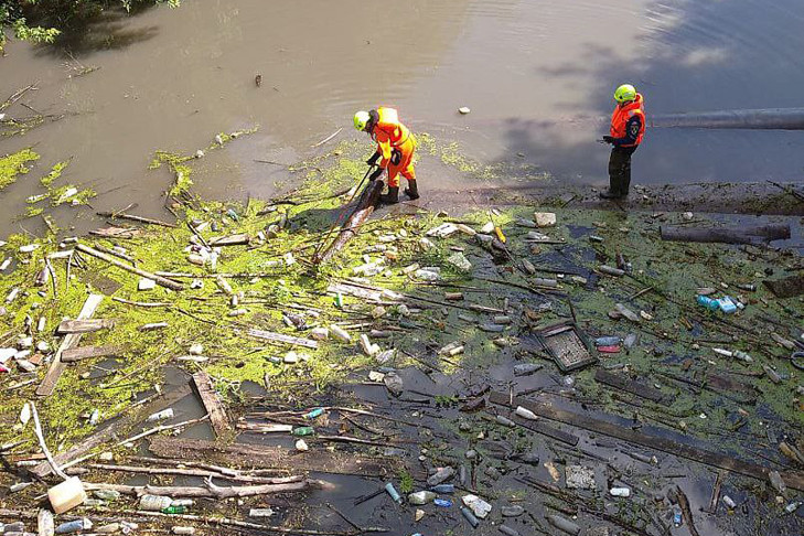 Реку Тула пришлось вычищать спасателям у канализационного коллектора в Новосибирске