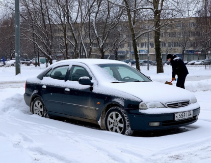 Жителям Новосибирской области рассказали, как откопать машину из сугроба