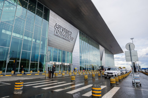Прокуроры отправились в Толмачево из-за задержки и отмены рейсов