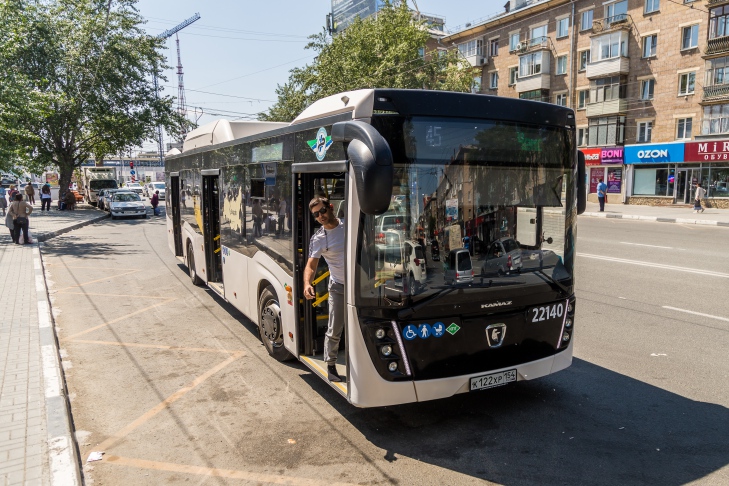 Водители с зарплатой в 100 тысяч отказываются водить автобусы в Новосибирске