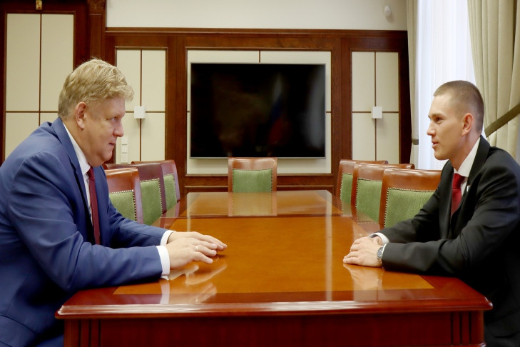 Полпред подвёл итог первого этапа стажировки участника программы «Время героев» Егора Захарова