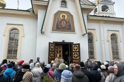 Тысячи новосибирцев осветили вербы в храмах города