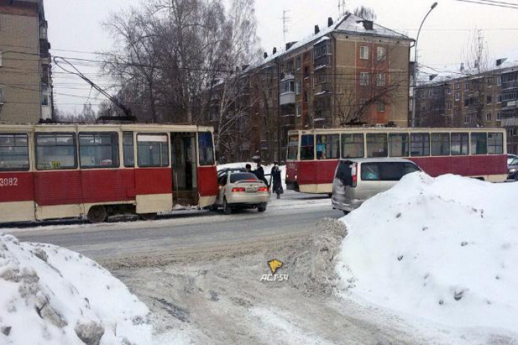 Автомобиль угодил под трамвай №14 в Новосибирске