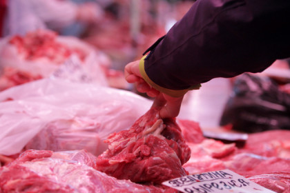 Тухлое мясо продают новосибирцам торговцы
