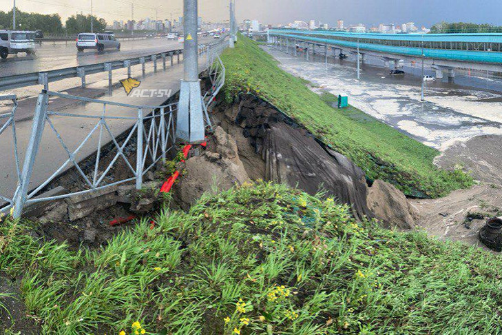 Мощный шторм повредил дамбу Октябрьского моста в Новосибирске