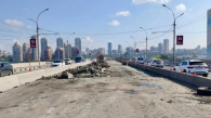 На Дмитровском мосту в Новосибирске начали снимать старое покрытие