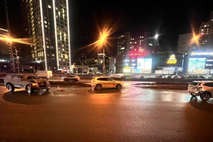 Водитель Mitsubishi устроил аварию в центре Новосибирска
