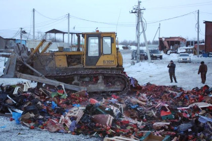 9 тонн гранатов и груш раздавили бульдозером в Новосибирске
