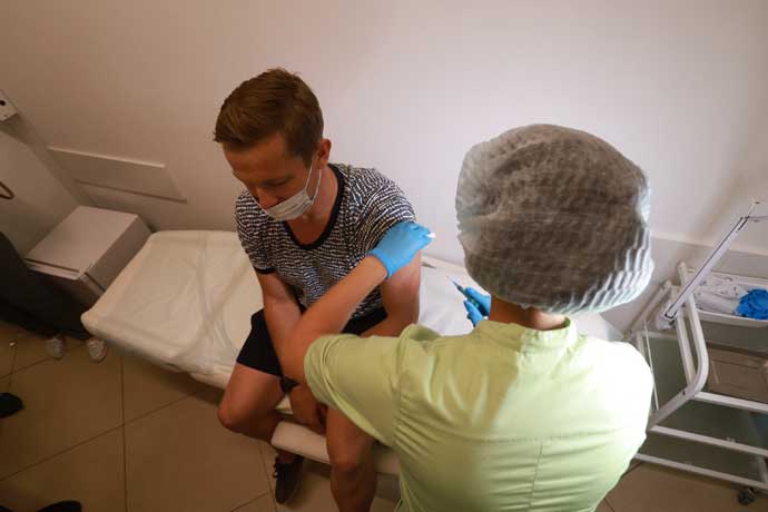 Как мотивируют сотрудников за вакцинацию от COVID-19 в Новосибирске