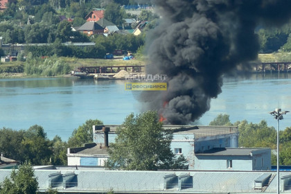 Огонь охватил частные дома на Нахаловке в Новосибирске