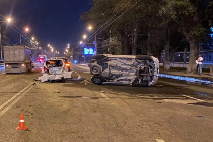 В Новосибирске фура протаранила пять автомобилей на Станционной