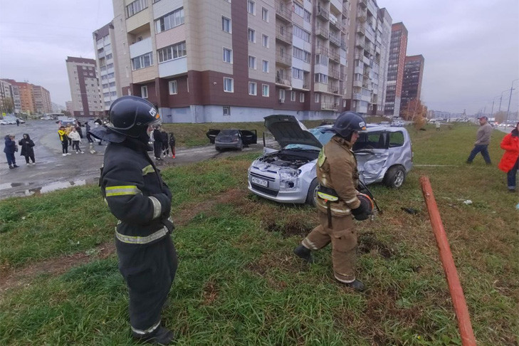 «Тойота» опрокинулась после ДТП и сбила пешехода в Новосибирске