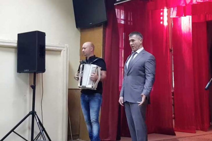 Депутат Яковенко спел про войну перед отправкой на фронт