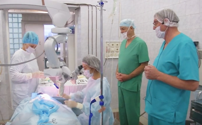 Немецкий хирург вернет слух детям в Новосибирске
