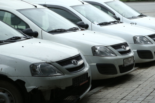 Массовая проверка нелегальных таксистов прошла у вокзала Новосибирск-Главный