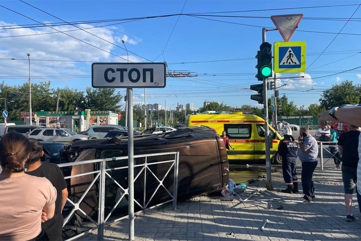 Иномарка опрокинулась на бок в ДТП с тремя автомобилями в Новосибирске