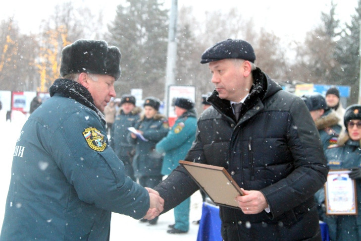 Андрей Травников вручил спасателям ключи от новых спецавтомобилей
