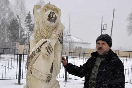 Бензопилой вырезал медведя житель Сузунского района