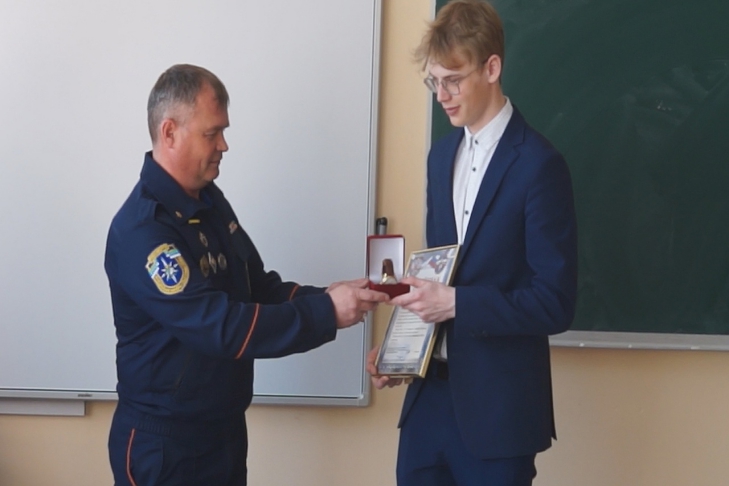 Школьник получил часы от мэра Новосибирска за спасение людей при взрыве на Линейной
