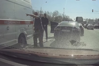 Автохам на черной Camry подрался с водителем скорой в Новосибирске