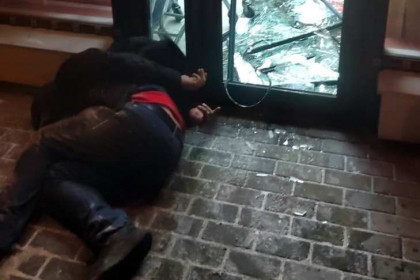 Разбил стекло алкомаркета и выгнал продавщицу на улицу житель Новосибирска