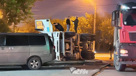 Самосвал со щебнем опрокинулся на перекрёстке в Новосибирске