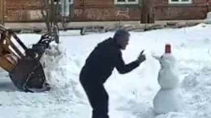 Житель Оренбурга стал звездой интернета, спасая снеговика