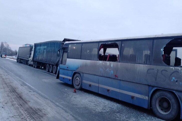 Автобус с людьми и две фуры попали в ДТП под Новосибирском