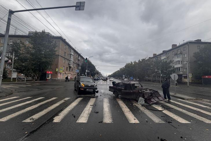 Четверо детей пострадали в аварии ВАЗа и Toyota Land Cruiser в Новосибирске