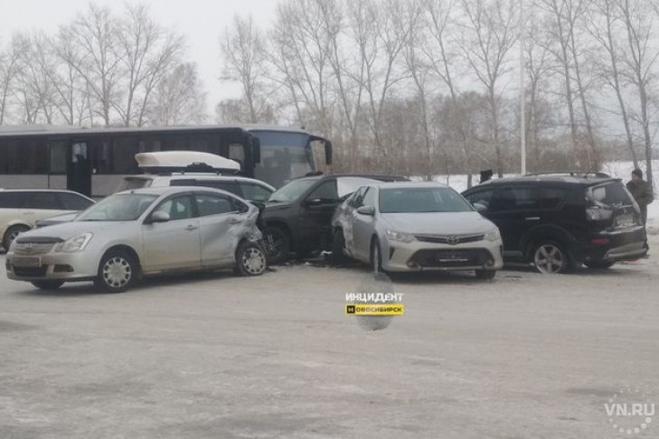 Шесть автомобилей столкнулись на трассе в Новосибирской области