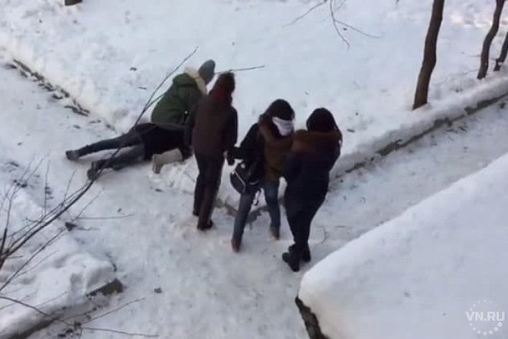 Лютую драку на снегу устроили две школьницы в Татарске
