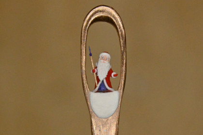 Новосибирский мастер микроминиатюр создал самого маленького в мире Деда Мороза