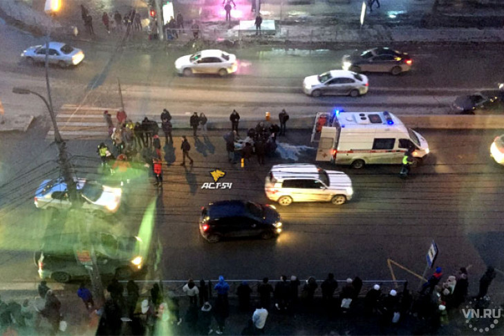 В толпу пешеходов врезалась девушка-водитель в Новосибирске