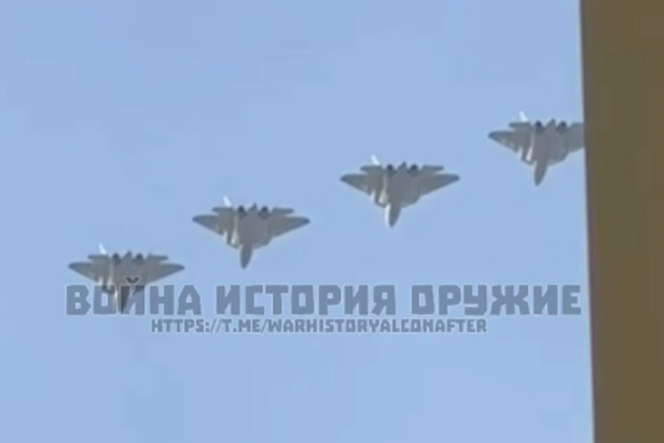 Четыре новых истребителя Су-57 пролетели над Новосибирском
