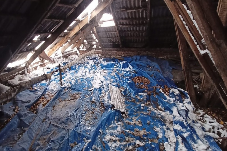 Жилищники объяснили ситуацию с домом без крыши на улице Шукшина в Новосибирске