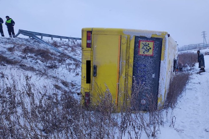 Пассажирский Автобус перевернулся под Новосибирском пострадали 11 человек