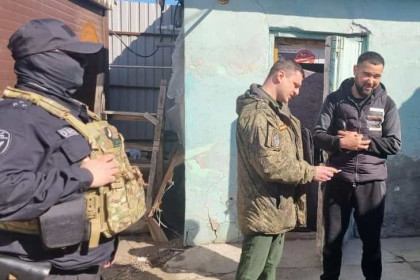 10 мигрантов привезли в военкомат с автомоек на улице Жуковского в Новосибирске
