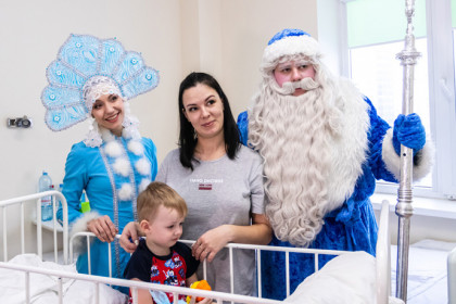 Дед Мороз со Снегурочкой пришли к маленьким пациентам НИИТО