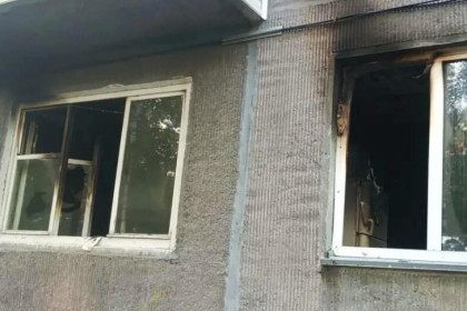 В Новосибирске эвакуировали пятиэтажку из-за горящего электросамоката