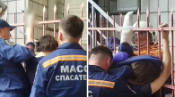 В Новосибирске парень проткнул руку штырём от забора