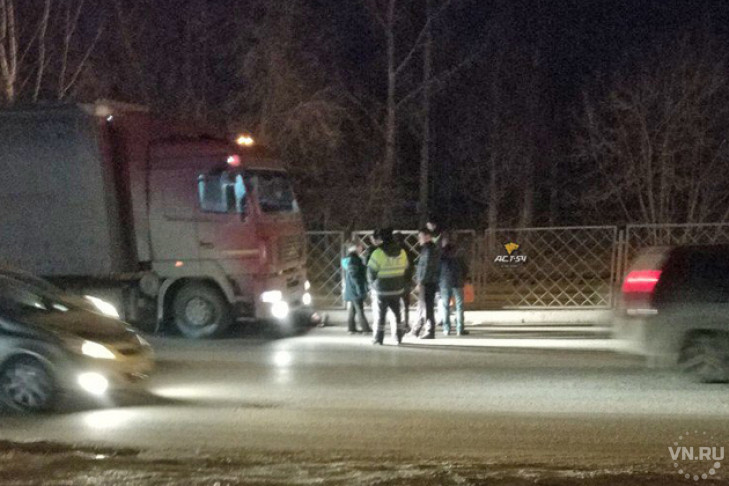 Ленивый пешеход бросился под колеса МАЗа в Новосибирске