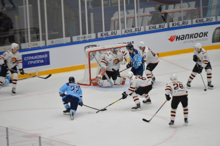 Хоккейная «Сибирь» с трудом победила в стартовом матче сезона КХЛ